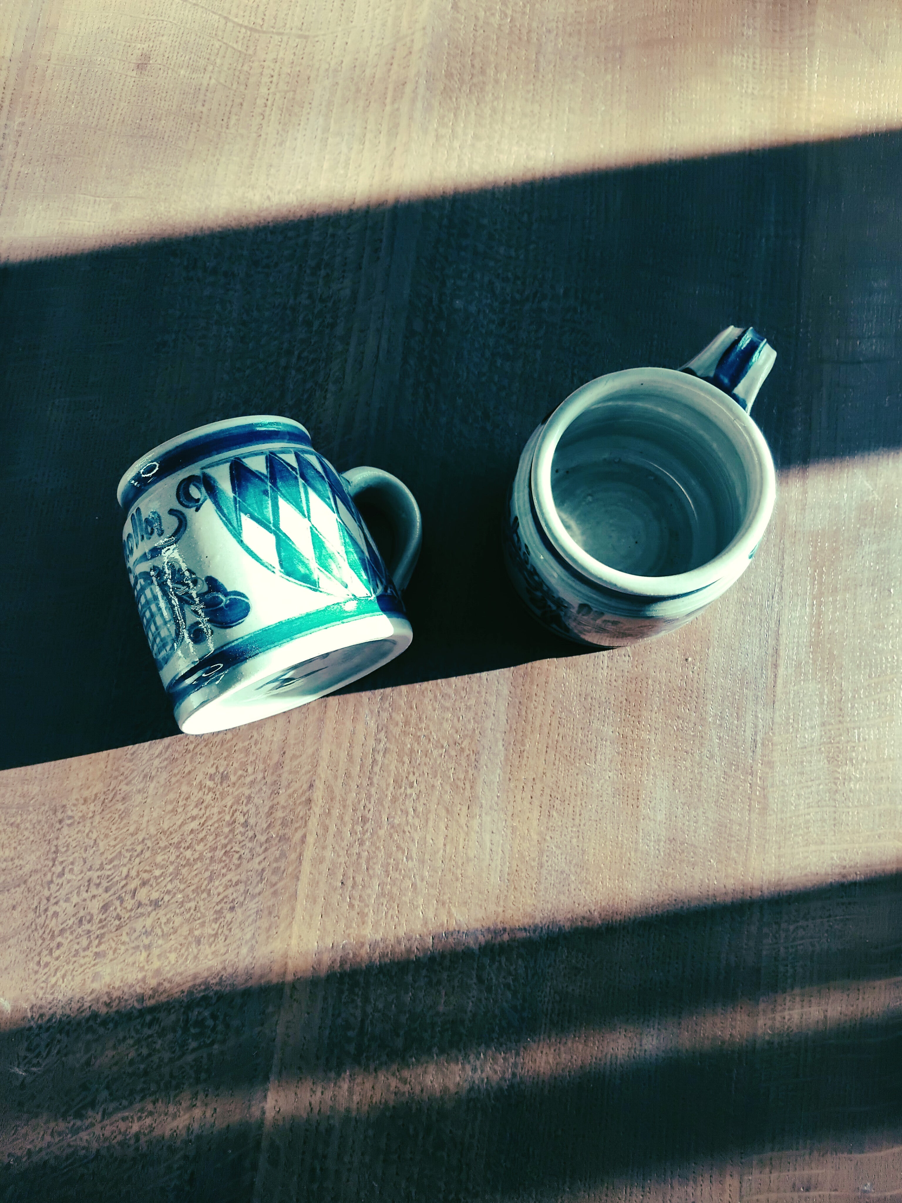 Tasses en céramique au décor bleu