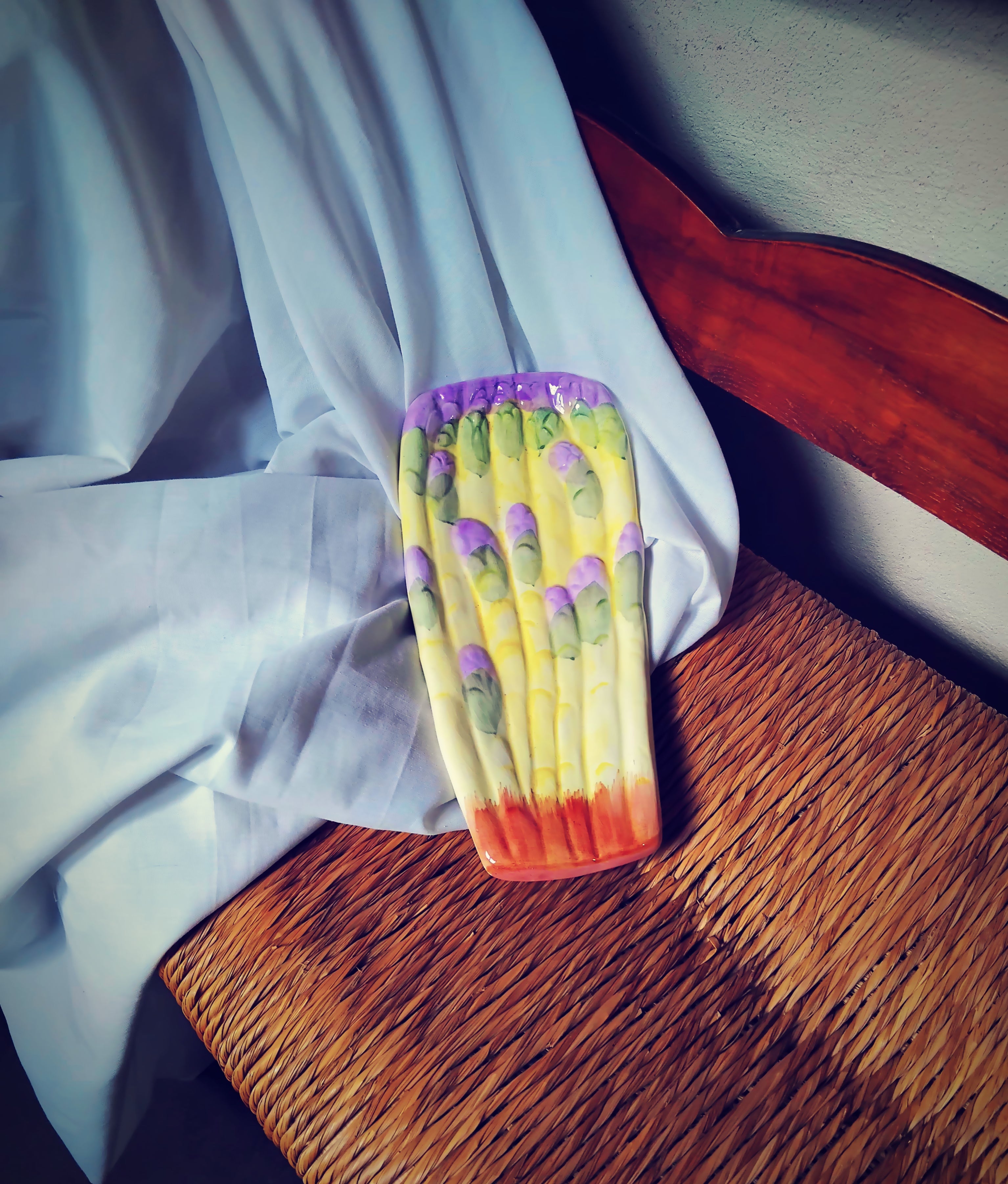 Plat à asperges en barbotine